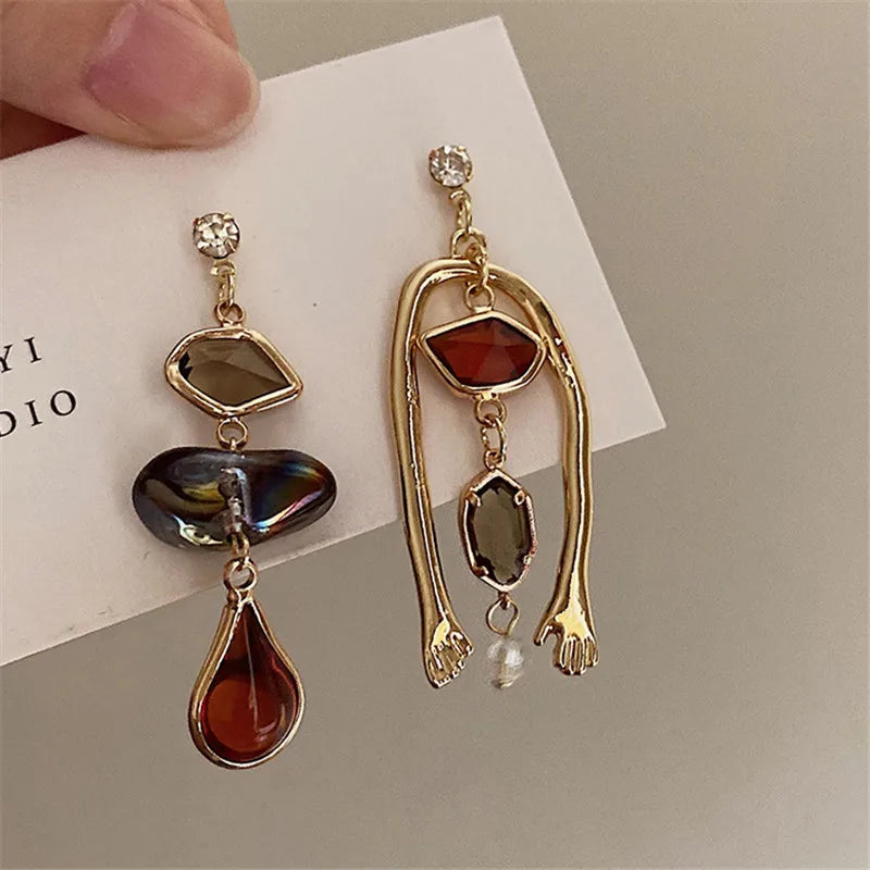 Vintage Abstract Art Style Asymmetric Drop Earrings For Women Personality Humanoid Hand Earrings Party Jewelry